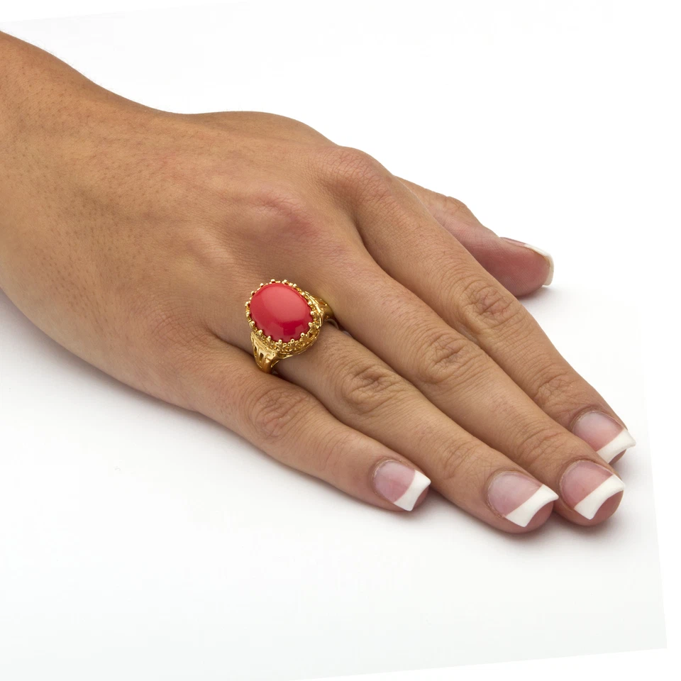 Anillo de cóctel ovalado simulado coral chapado en oro amarillo Foto 3 de 4