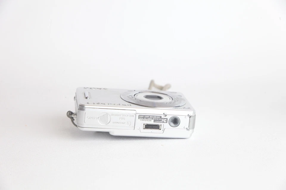 Sony Cybershot DSC-W70 7.2MP Digital Camera With Case Charger Card etc TESTED - Image 4 of 4