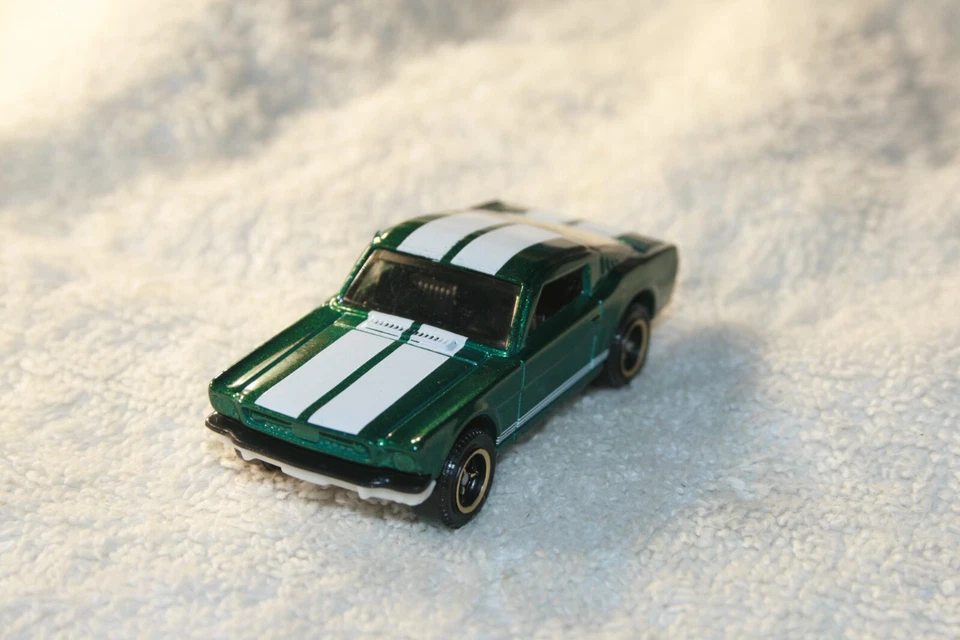 MATCHBOX 💥 1965 GREEN METALLIC W/ WHITE FORD MUSTANG GT 💥GOLD SPINNER RIMS - Image 2 of 4