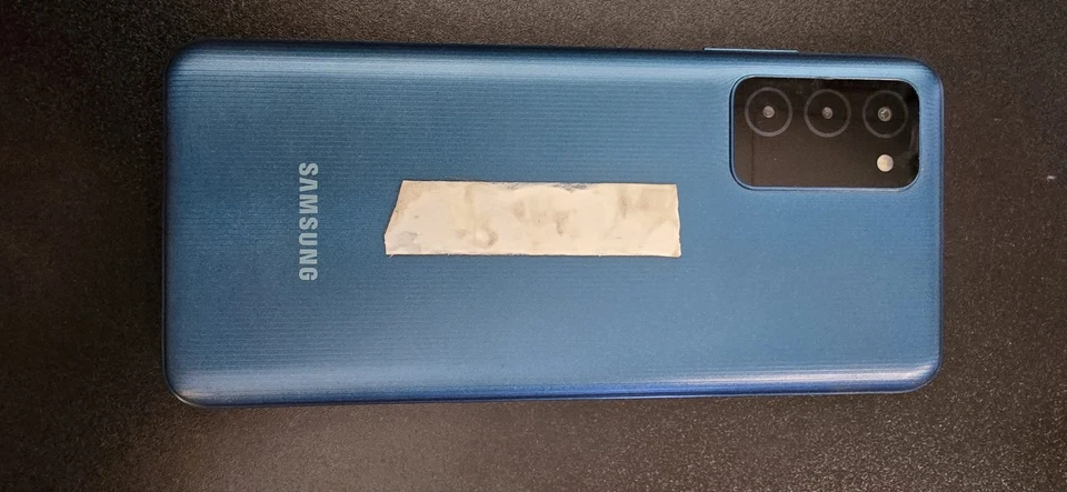 Teléfono Galaxy A03s con pantalla de utilería ficticia - Samsung Foto 2 de 2