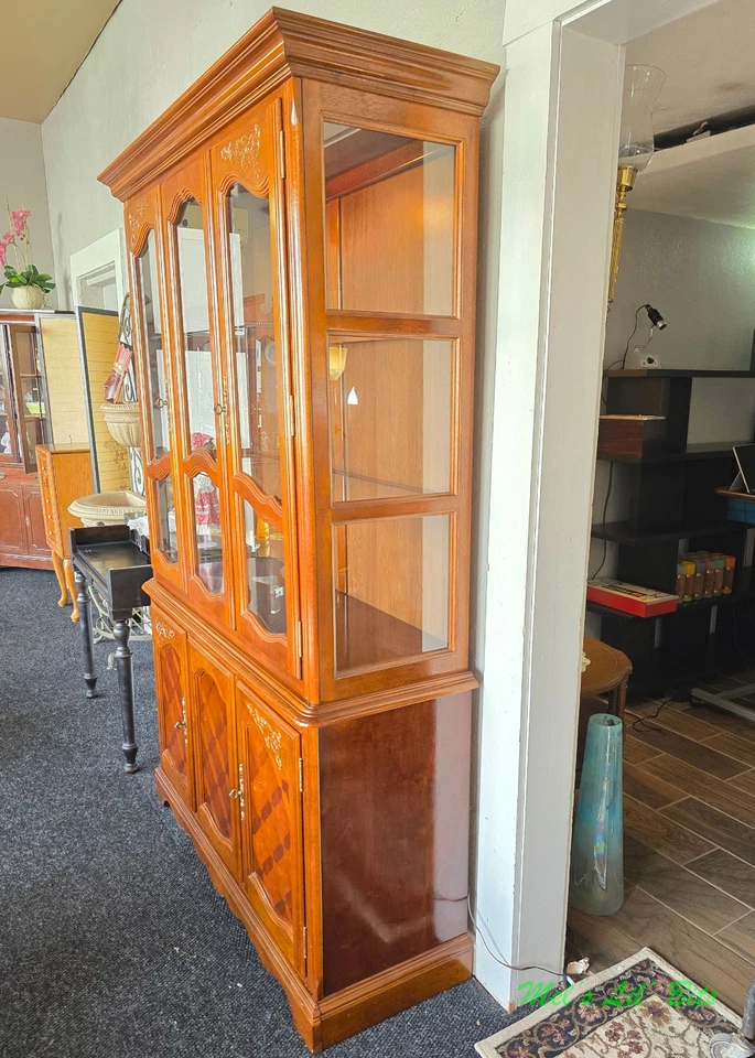 Vitrina tradicional de porcelana de roble de mediados de siglo Curio Hutch Foto 4 de 4