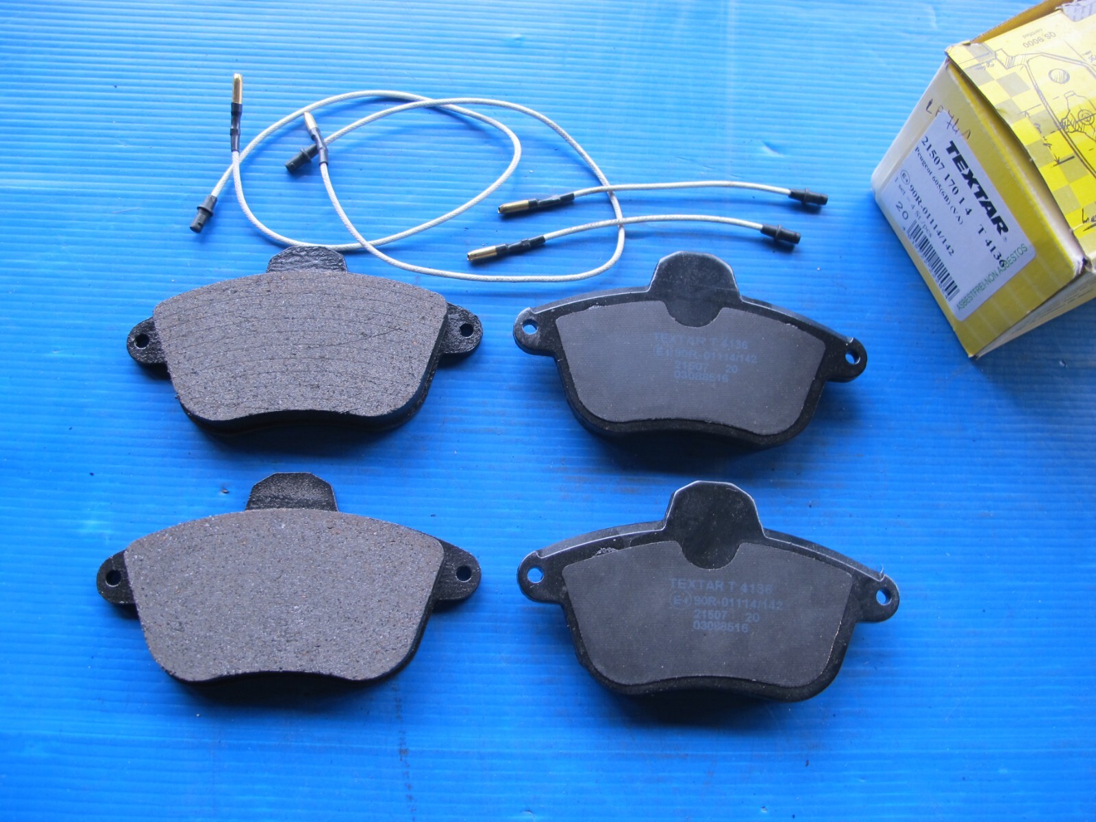 Plaquettes de freins avant Textar contre sifflement Peugeot 605 2.0i