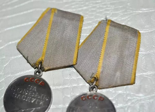 Original USSR Soviet WWII SILVER Medal For Battle Military Merit - Picture 9 of 24