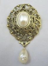 Vintage Victorian Revival Faux Baroque Pearl Cab & Dangle Brooch Pin Gold Tone