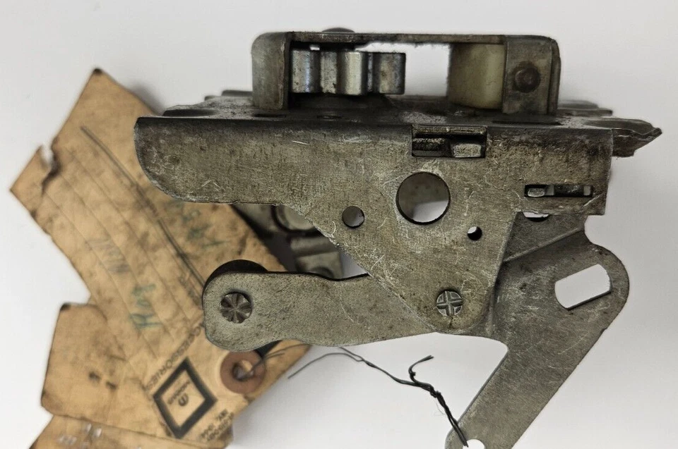 Pestillo de cerradura de puerta lateral izquierda Plymouth Chrysler 300 1960-1964 1954059 nuevo en stock Foto 4 de 4