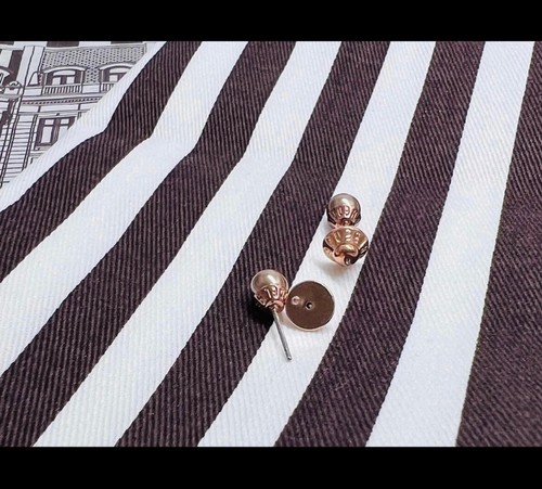 Henri Bendel Rose Gold Grey Pearl Color Stud Earrings New! 👀 ❤️ - Picture 3 of 6