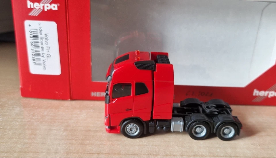 Herpa 312387 VOLVO FH GL trattore stradale 6x4 neutro rosso 1:87 - Immagine 2 di 4