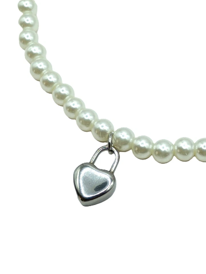 Elegante Collar de Perlas Blancas con Dije de Corazón | Acero Inoxidable Quirúrgico Grado 316L Foto 3 de 4