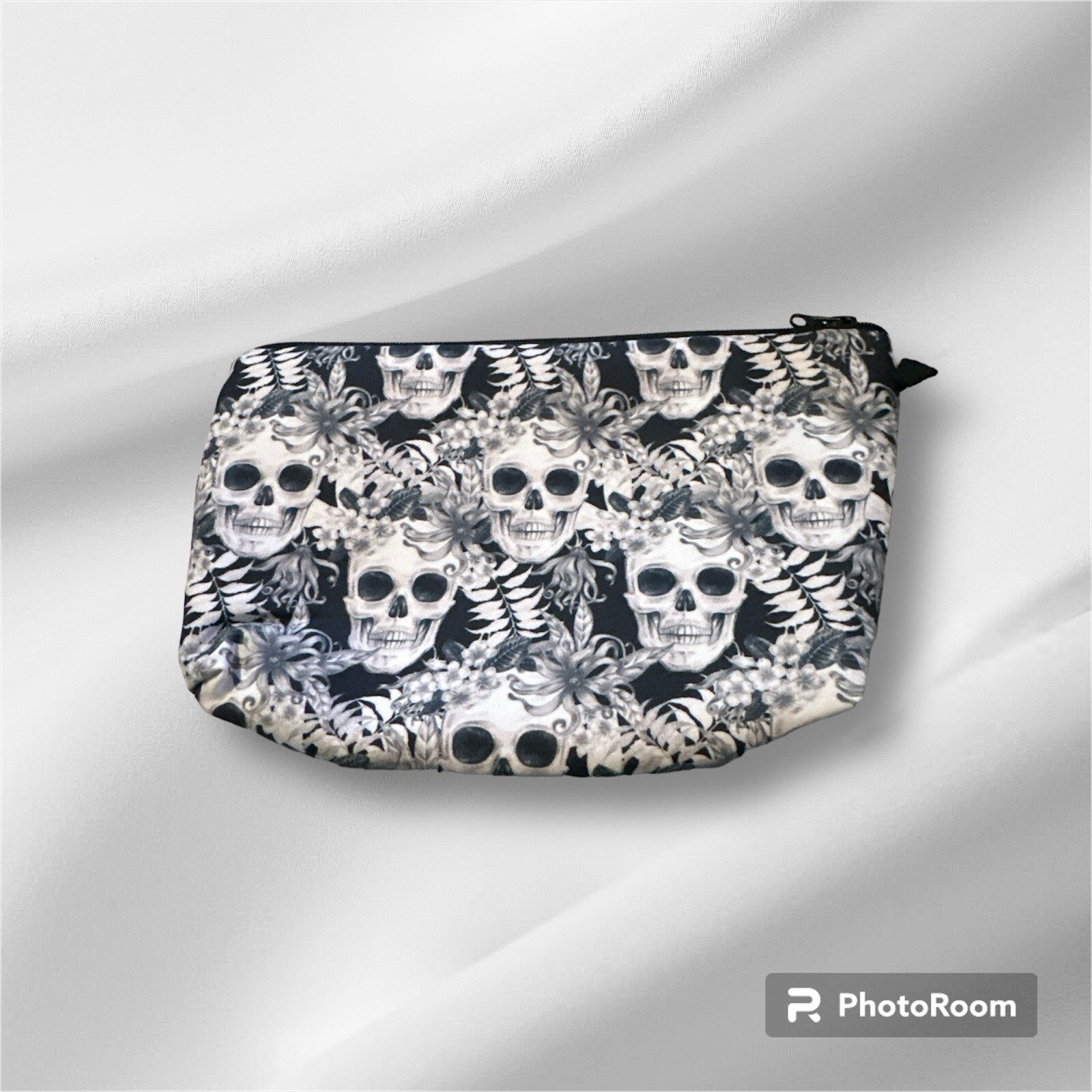 Stylish Travel Makeup Bag for Cosmetics & Brushes  -image