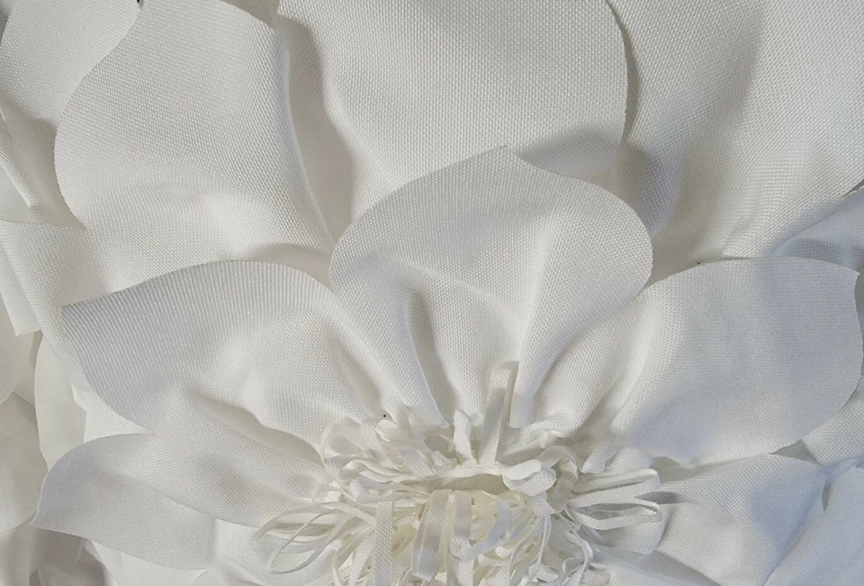 2 almohadas rellenas de flores blancas de 18" Foto 2 de 4