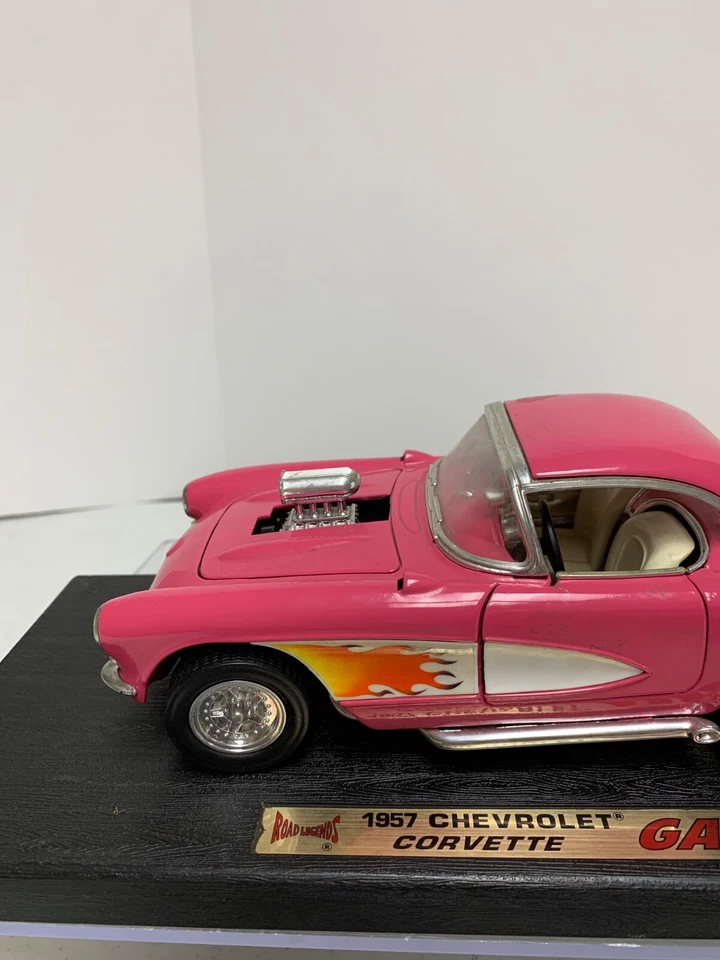 Carro de metal fundido Road Legends 1957 Chevrolet Pink Corvette Gasser 1:18 - Imagem 2 de 4