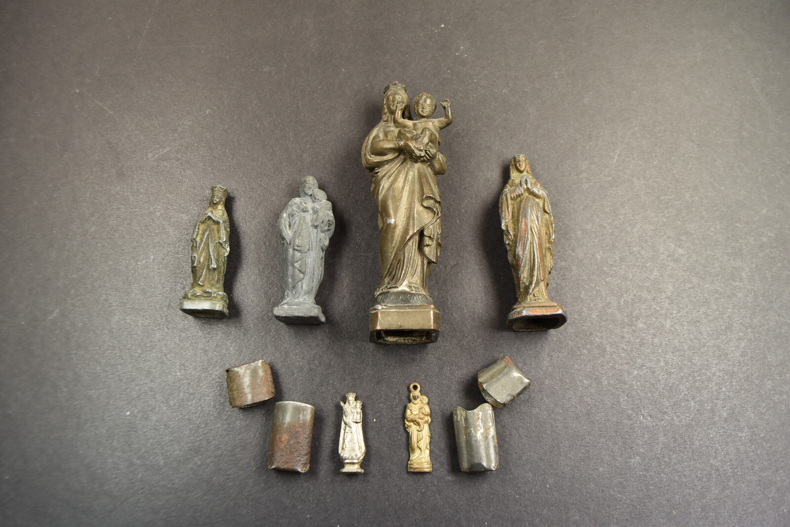 6 antike religiöse Devotionalien aus Zinkguss, andere Legierungen um 1900 gefert