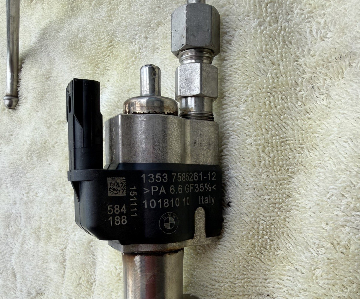 Rolls-Royce Ghost Fuel injector P/N 13537585261