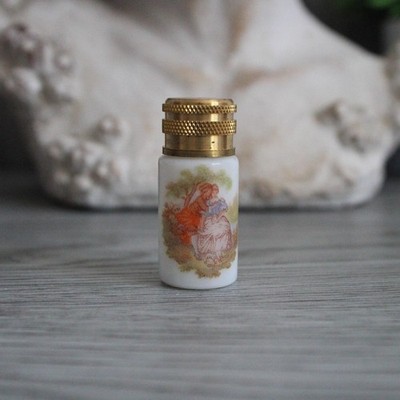4 cm hoch, Opalglas Taschenflasche, galante Szene von Fragonard