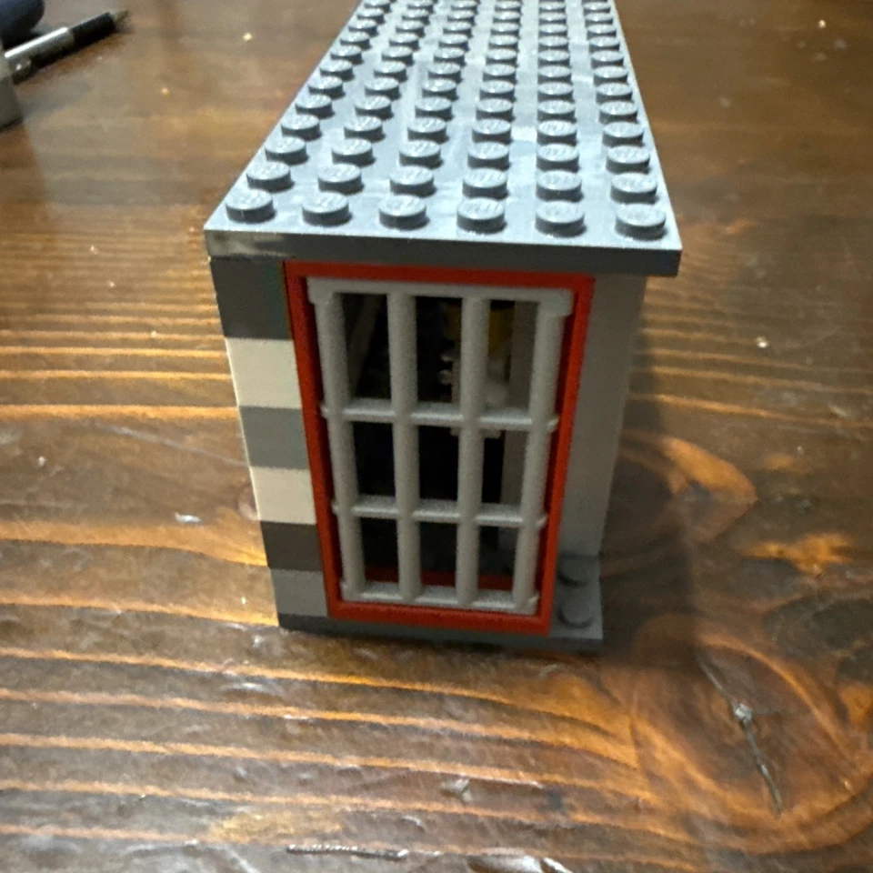 LEGO - Prison Jail Cells w/ Prisoners Minifigure - Crook Police City Barred Door - Image 2 of 4