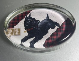 VINTAGE OVAL GLASS SCOTTISH TERRIER PAPERWEIGHT
