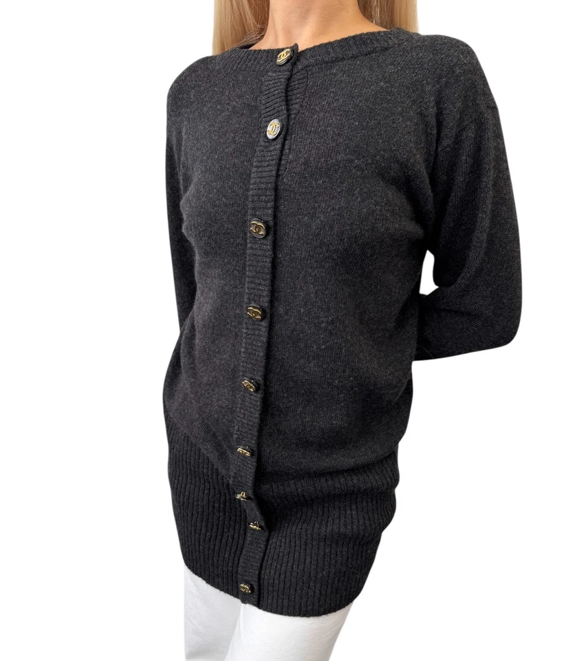 Suéter Tejido Cachemira Botón Logo Marca CC Vintage Chanel Gris Oscuro Dorado Foto 4 de 4