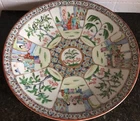 STUNNING VINTAGE CHINESE PORCELAIN FAMILLE VERTE FIGURAL DECORATED CHARGER