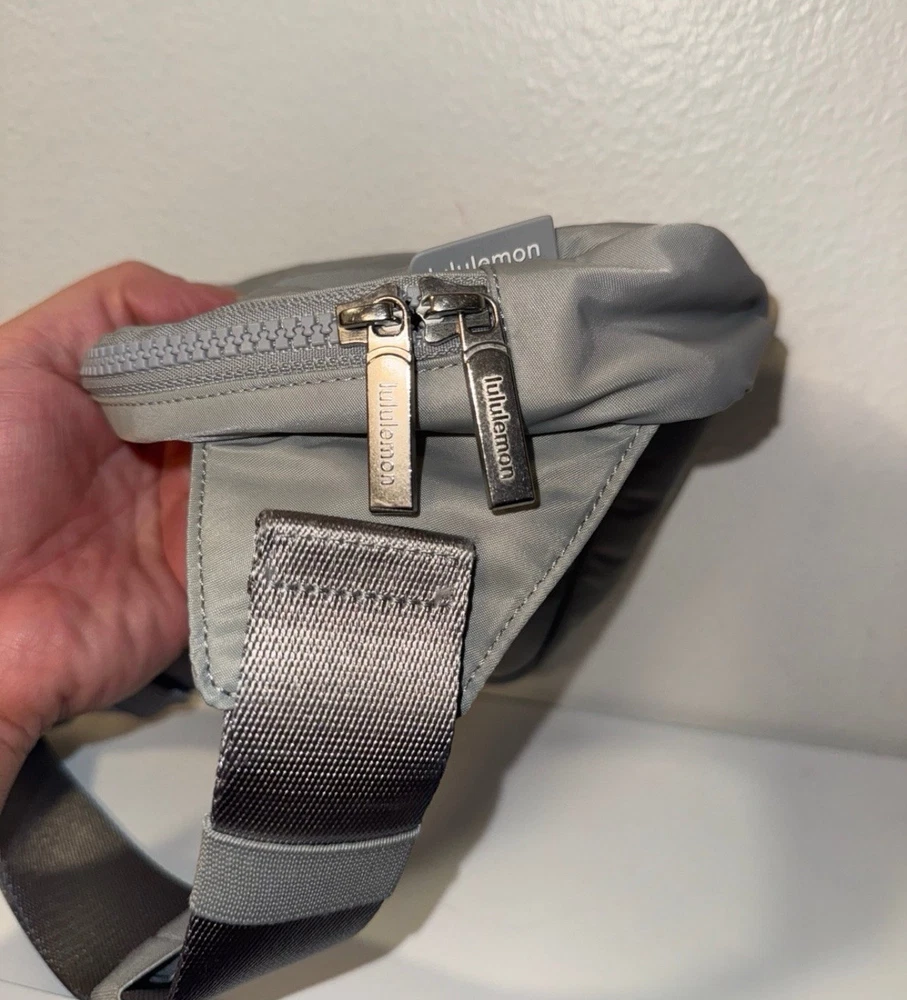 Used Everywhere Belt Bag 2L in Gray