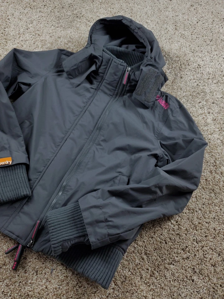 Superdry Chaqueta Bomber Wind Grande Mujer Gris Con Capucha Manga Larga Cremallera Completa Foto 2 de 4