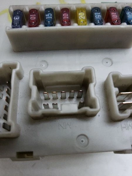 Infiniti M45 2003 cabina de caja de fusibles OEM 24350-CR910 Foto 4 de 4