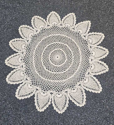 Rundes Häkeldeckchen mit Blumenspitze und gewelltem Rand, 1er Pack