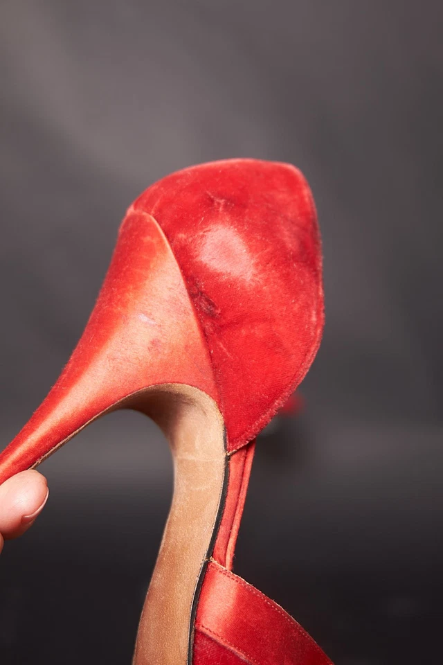 Zapatos de tacón de terciopelo rojo y satén de los años 50 Foto 4 de 4