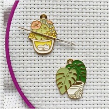 Nature's Needle Keepers: Magnetic Potted Plant Minders, Cactus Blossom Needle Na