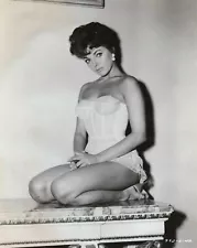 BEAUTIFUL JOAN COLLINS 8X10 Glossy Photo
