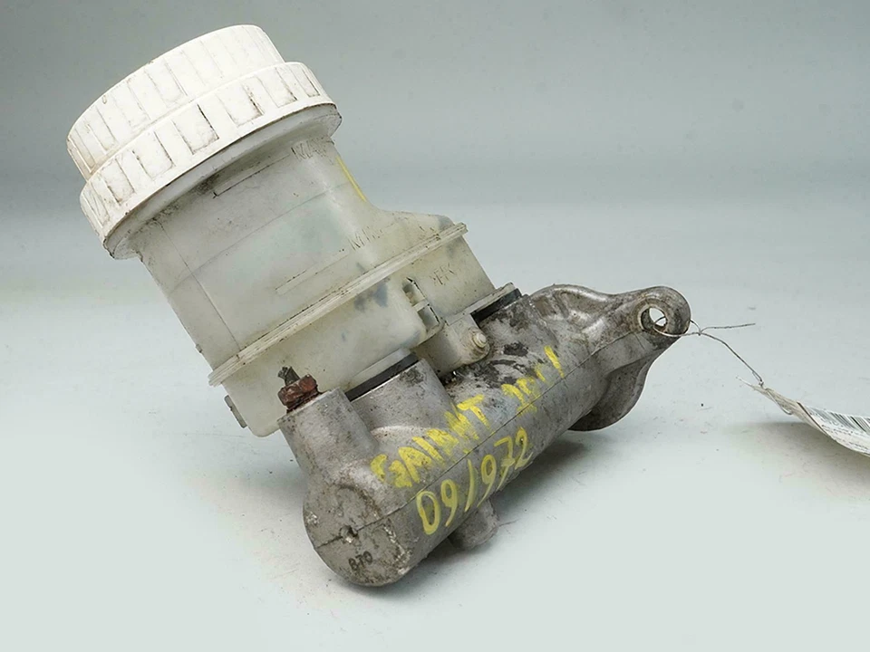 Главный цилиндр тормоза Mitsubishi Galant Eclipse 2000 - 2003 годов выпуска с резервуаром Wo Abs - Изображение 2 из 4