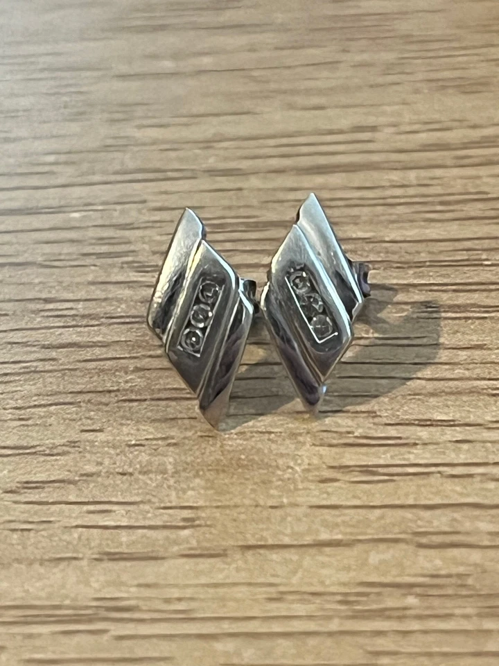 Vintage Fully Hallmarked 9ct White Gold Diamond Stud Earrings - Image 4 of 4