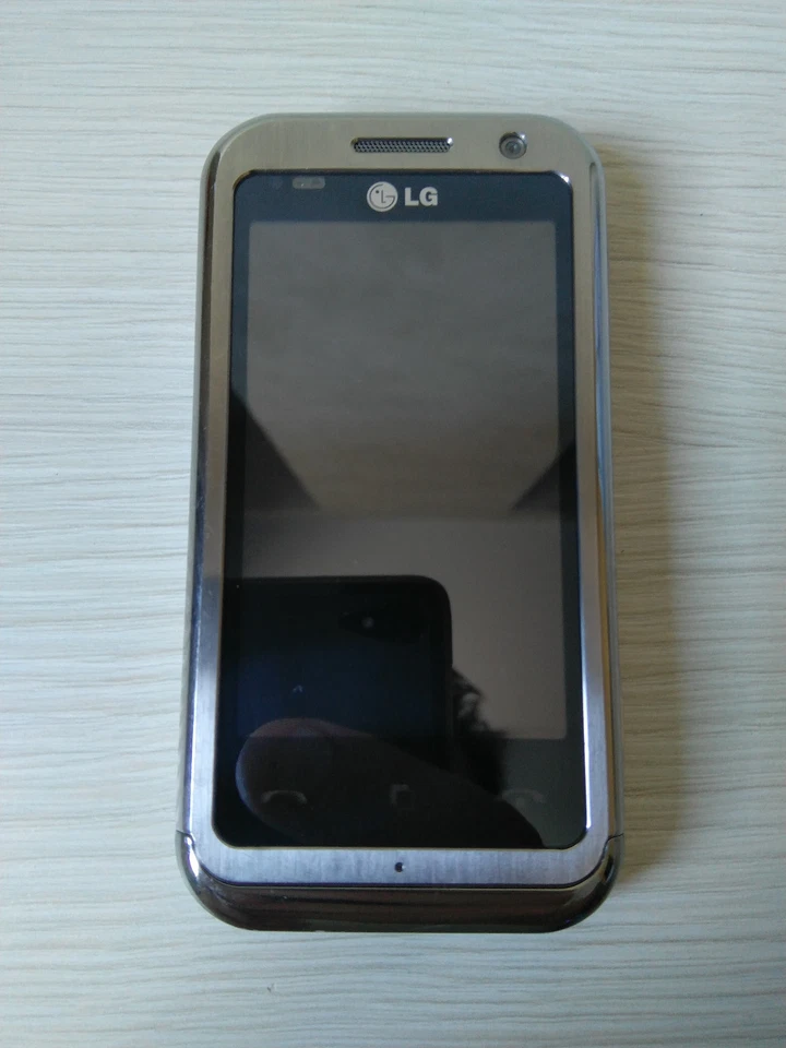 LG KM900 ARENA SILVER 5 MEGAPIXEL 8GB 3G WI-FI BLUETOOTH RADIO CELLULARE VINTAGE - Immagine 2 di 4