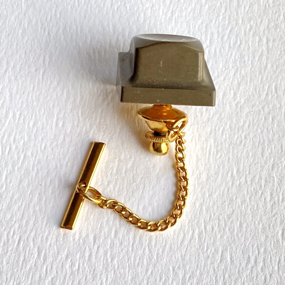 Pin de solapa vintage con botón de teclado con letra con teclado Foto 4 de 4