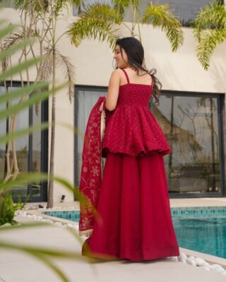 backless pakistani dress Instagram, May, 2018 Backless Flared Kurti, @modernpakistanielites #AyeshaOmar all dolled up in #SaniaMaskatiya for the #NationalIconAwards. #ModernPakistaniElites #kurti #flaredkurti #backless #backlesskurti #pakistanifashion #desifashion