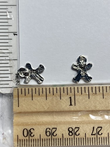 Christmas Gingerbread Cookie Man silver tone stud earrings Holiday Festive - Picture 4 of 4