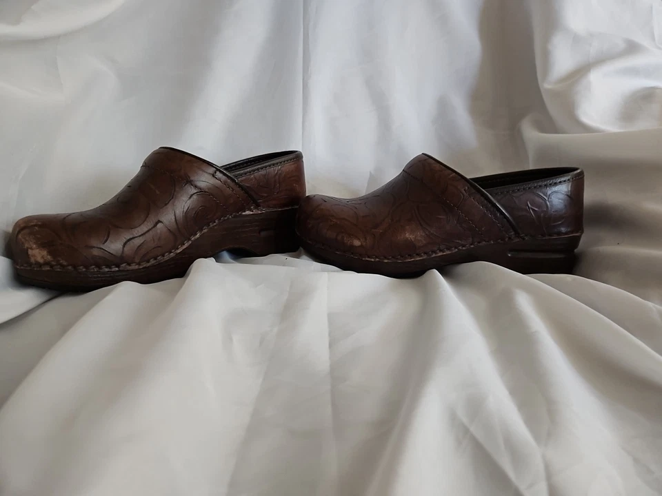 Zapato Zueco Dansko Profesional XP Mujer Talla 36 Marrón Floral Trabajado Foto 4 de 4