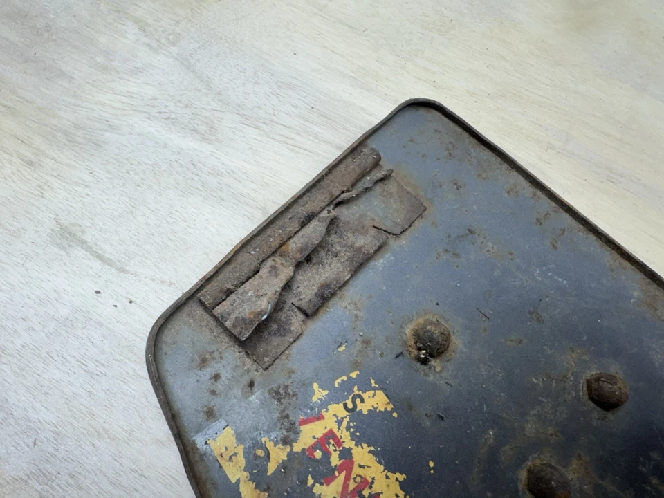 1955-56 Dodge Custom Royal Fuel Door With Emblem ORIGINAL VINTAGE — 第 4/4 张图片