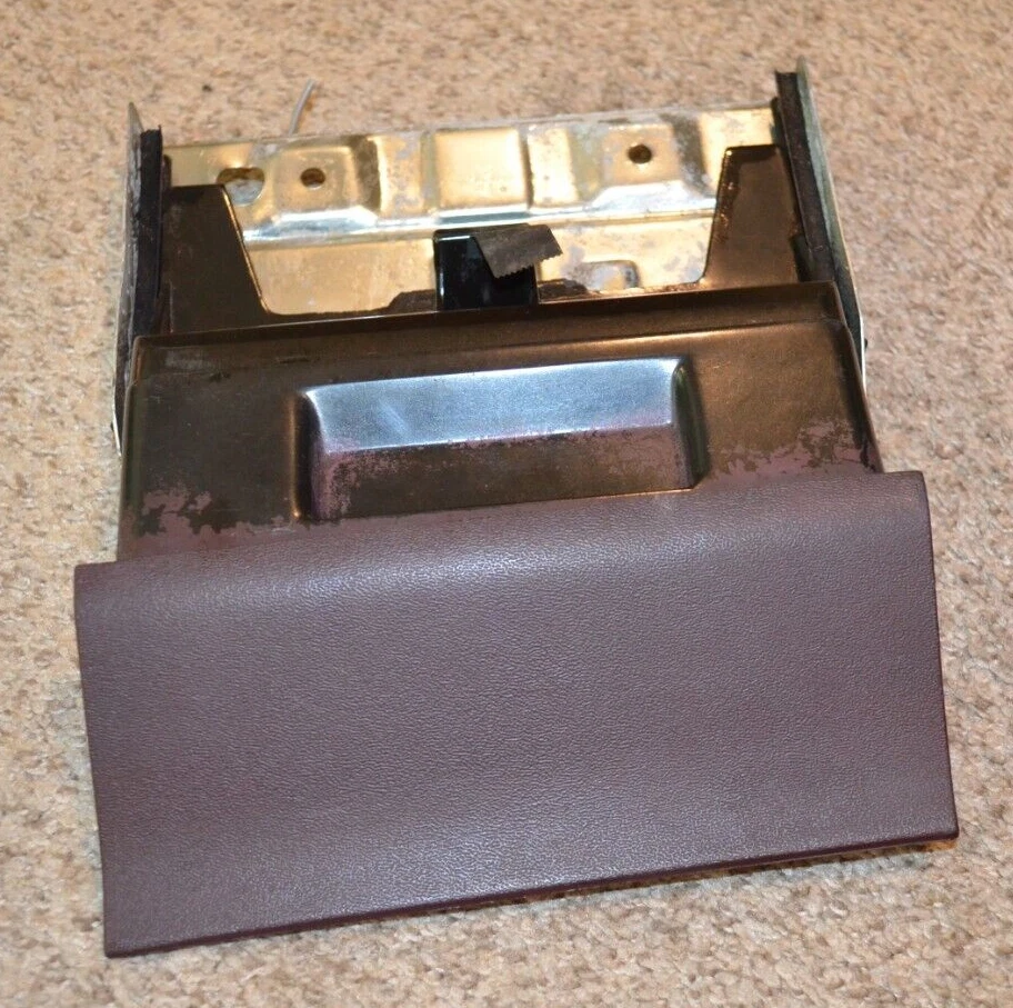 1980-1982 OLDSMOBILE OLDS 98 NINETY EIGHT ASHTRAY ASH TRAY DASH PULL OEM - Imagem 4 de 4