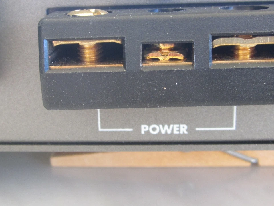 Amplificador de Potencia Coche MAGNAT Modelo Century 400 (4x100W 4 ohmios) Foto 3 de 4