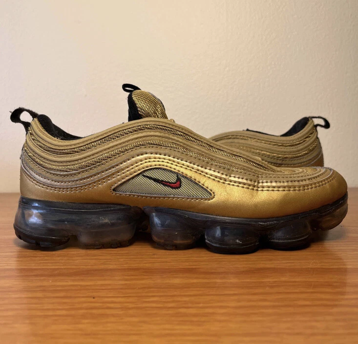 Månenytår Agnes Gray fuzzy Nike Air Vapormax 97 GS Metallic Gold Size 6.5y 6.5 Sneakers AQ2657–700 |  eBay