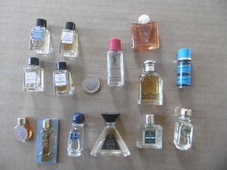 LOT DE 14 MINIATURES DE PARFUM . 14 MINIATURE DIFFERENTES . COLLECTION