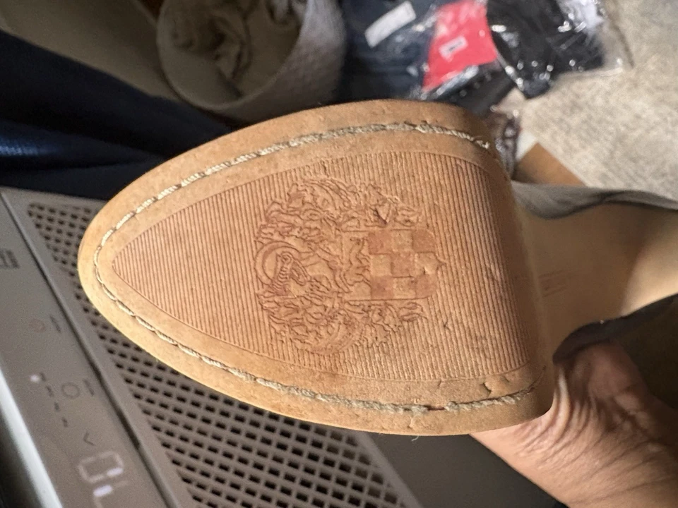 Salto Vince Camuto preto camurça e couro cruzado frontal, tamanho 8.5 - Imagem 4 de 4