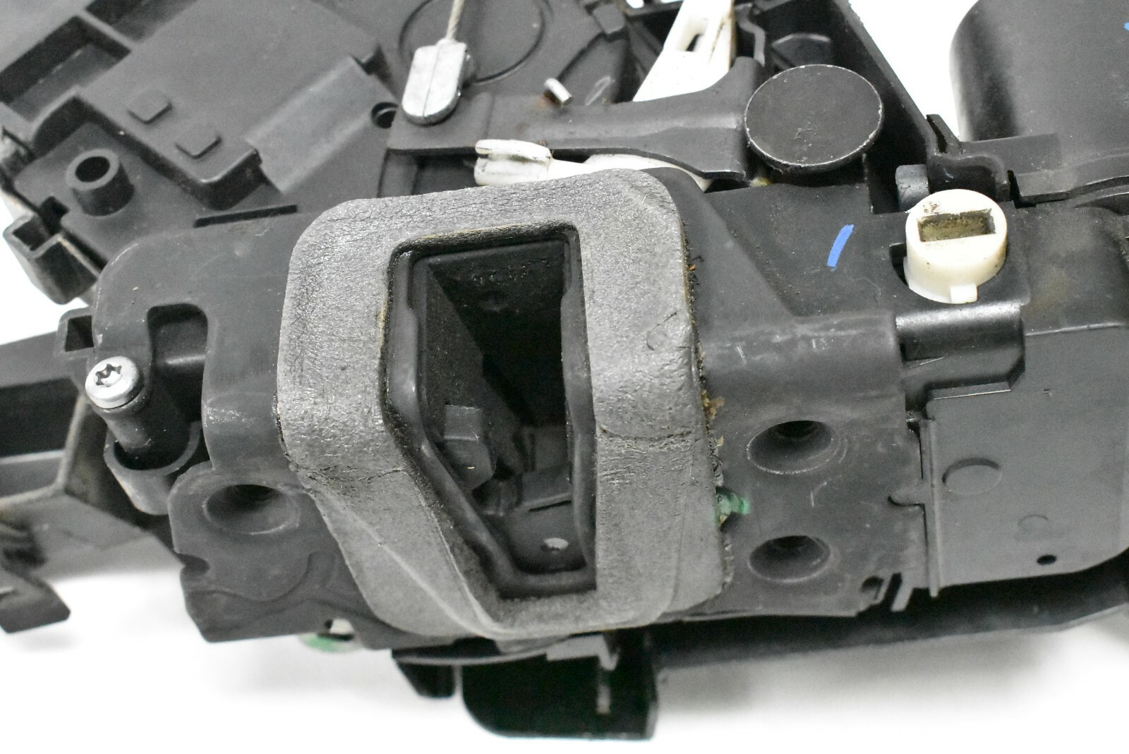 P911163 20092015 Jaguar XF Front Door Lock Latch Actuator RH 8X2A