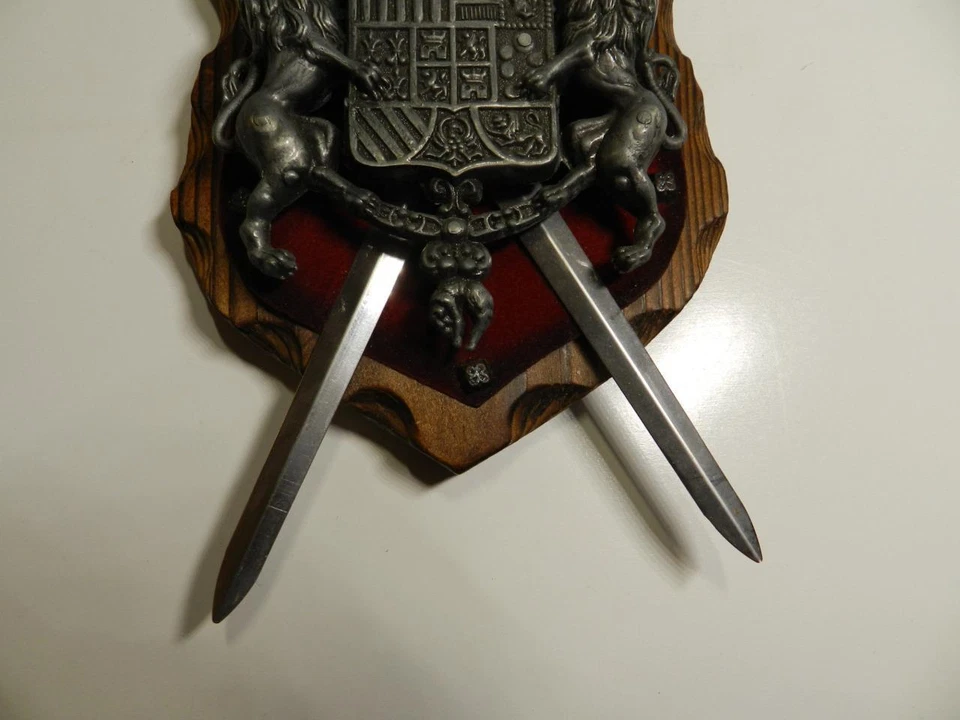 PLACA DE PARED TALLADA PERSONALIZADA ESCUDO DE ARMAS -3D METAL MADERA 2 ESCUDO ESPADA Foto 4 de 4