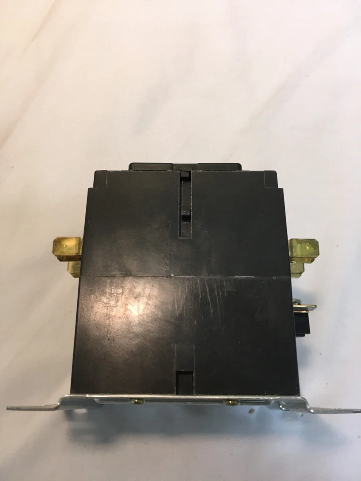 Arrow Hart / Tyco ACC338UMM30 30A 600V Definite Purpose Mag. Contactor 208V Coil - Image 4 of 4