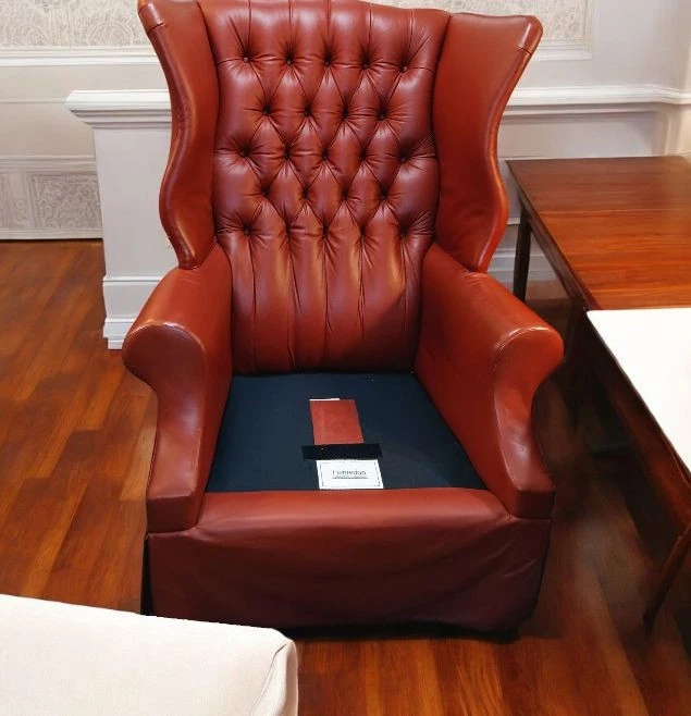 Silla Chesterfield de cuero genuino edición limitada rara con respaldo de ala de Henredon Foto 4 de 4