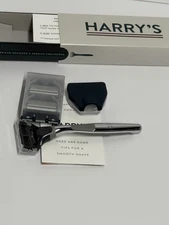 Harrys Chrome color handle with rubber grip, extra blades and head cover