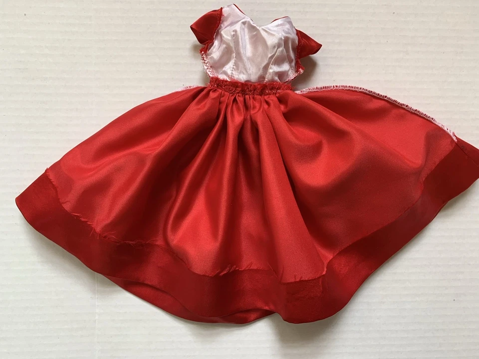 Vestido de satén rojo hecho por mamá para muñecas Madame Alexander Cissy o Miss Revlon de 20" Foto 4 de 4