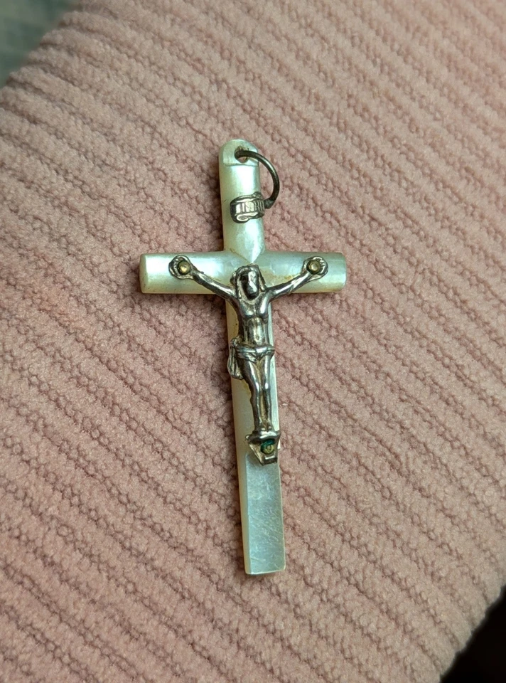 Croix religieuse en nacre fin XIXème / pendentif, ancien petit Crucifix argenté  - Photo 2/4