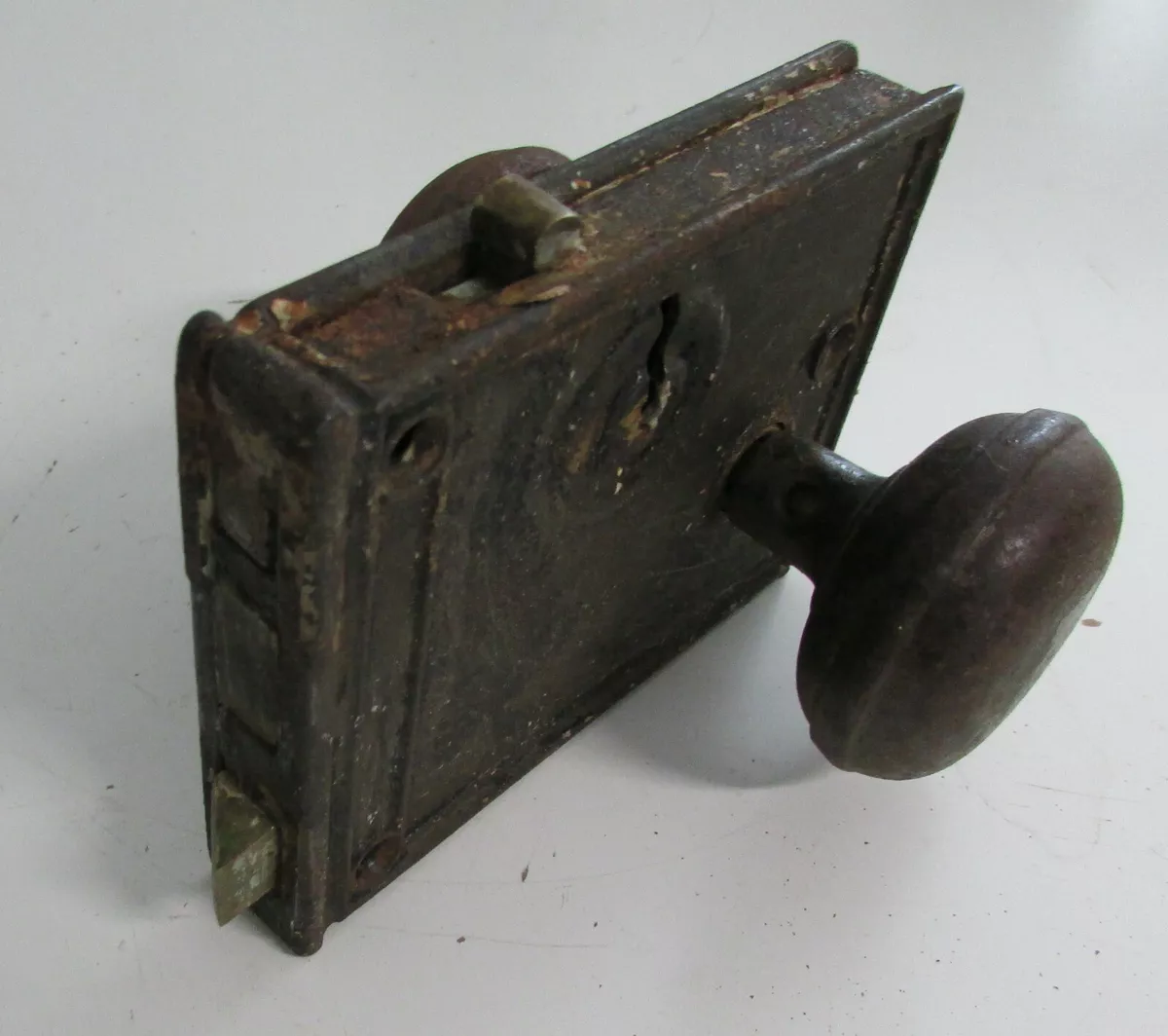 Vtg Rusty Primitive Door Knobs w Spindle Lock Re Purpose Arts